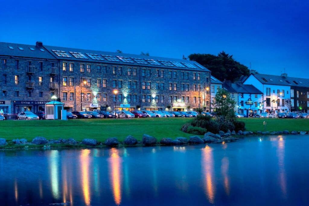 Clew Bay Balcony Views - Westport Quay Apt Apartment Bagian luar foto