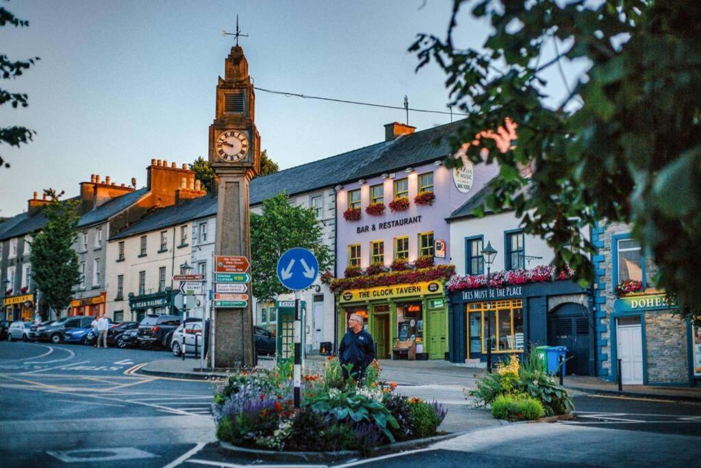 Clew Bay Balcony Views - Westport Quay Apt Apartment Bagian luar foto