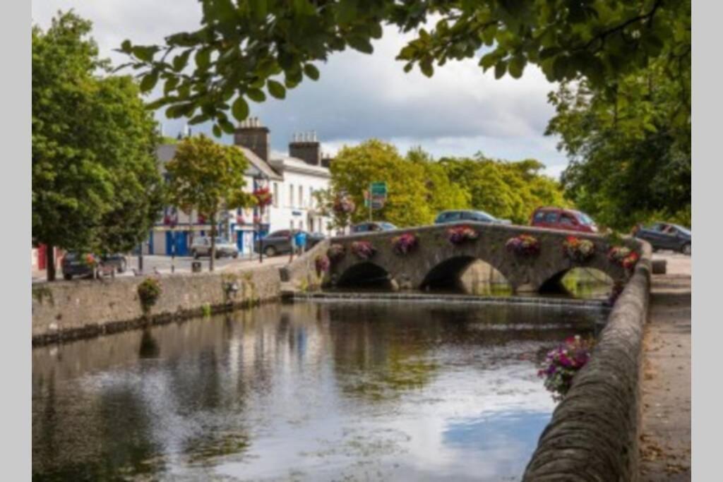 Clew Bay Balcony Views - Westport Quay Apt Apartment Bagian luar foto