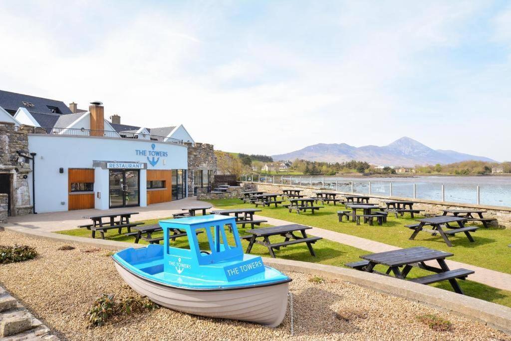 Clew Bay Balcony Views - Westport Quay Apt Apartment Bagian luar foto