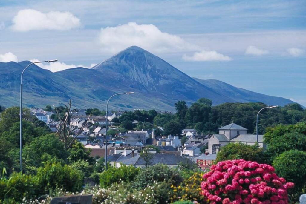 Clew Bay Balcony Views - Westport Quay Apt Apartment Bagian luar foto