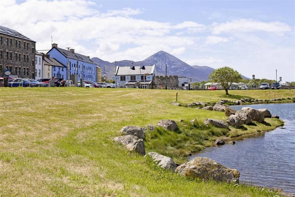 Clew Bay Balcony Views - Westport Quay Apt Apartment Bagian luar foto